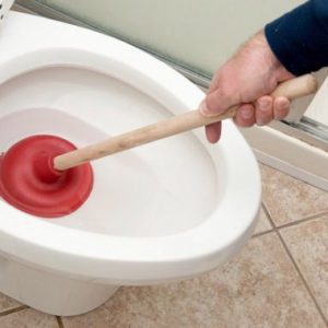 Qual a maneira certa para desentupir vaso sanitário